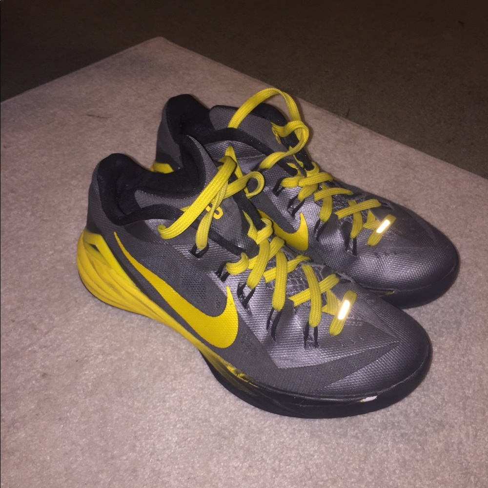 nice NIKE basketball shoes 🐤